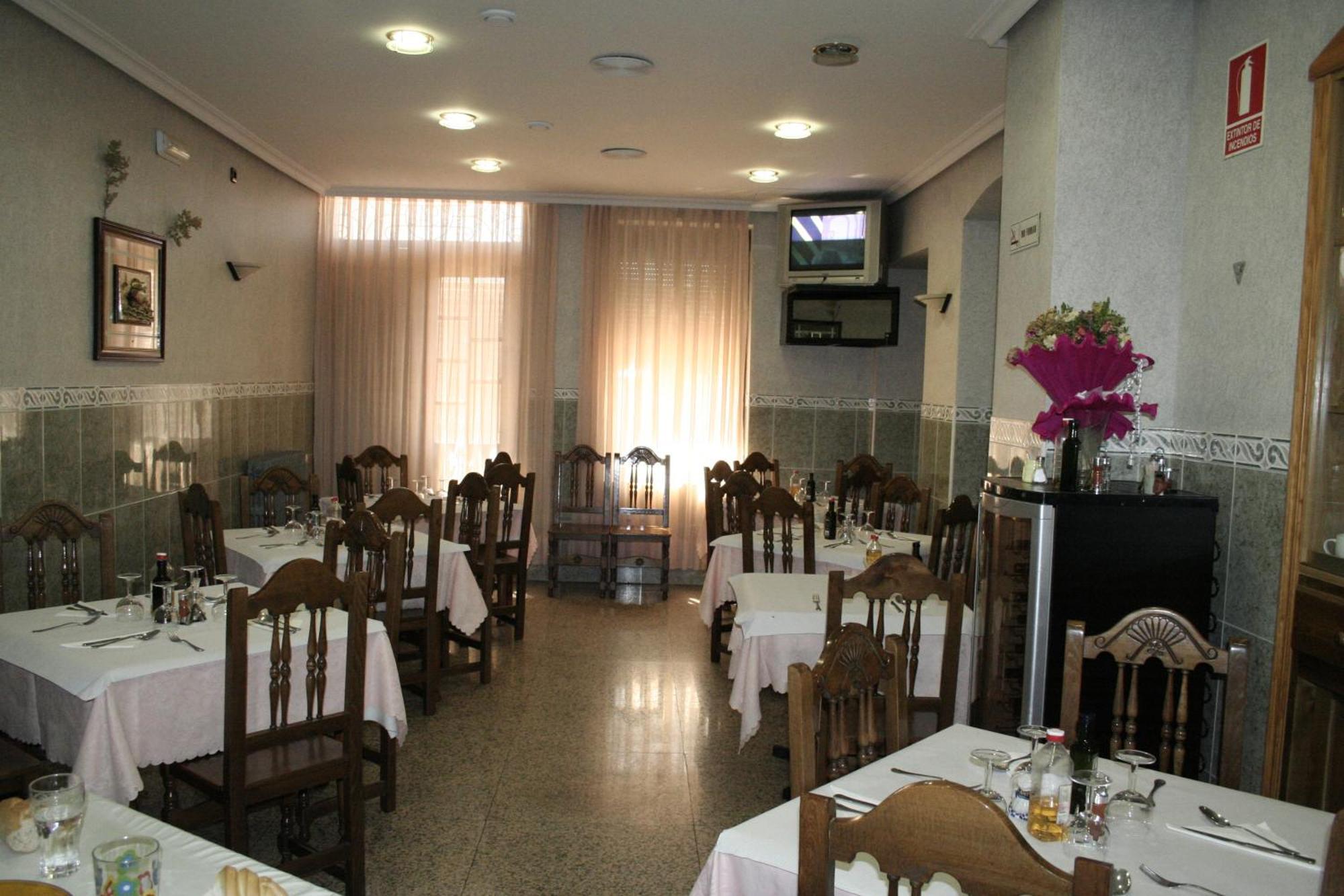 Hostal Restaurante Raton Paredes de Nava Kültér fotó