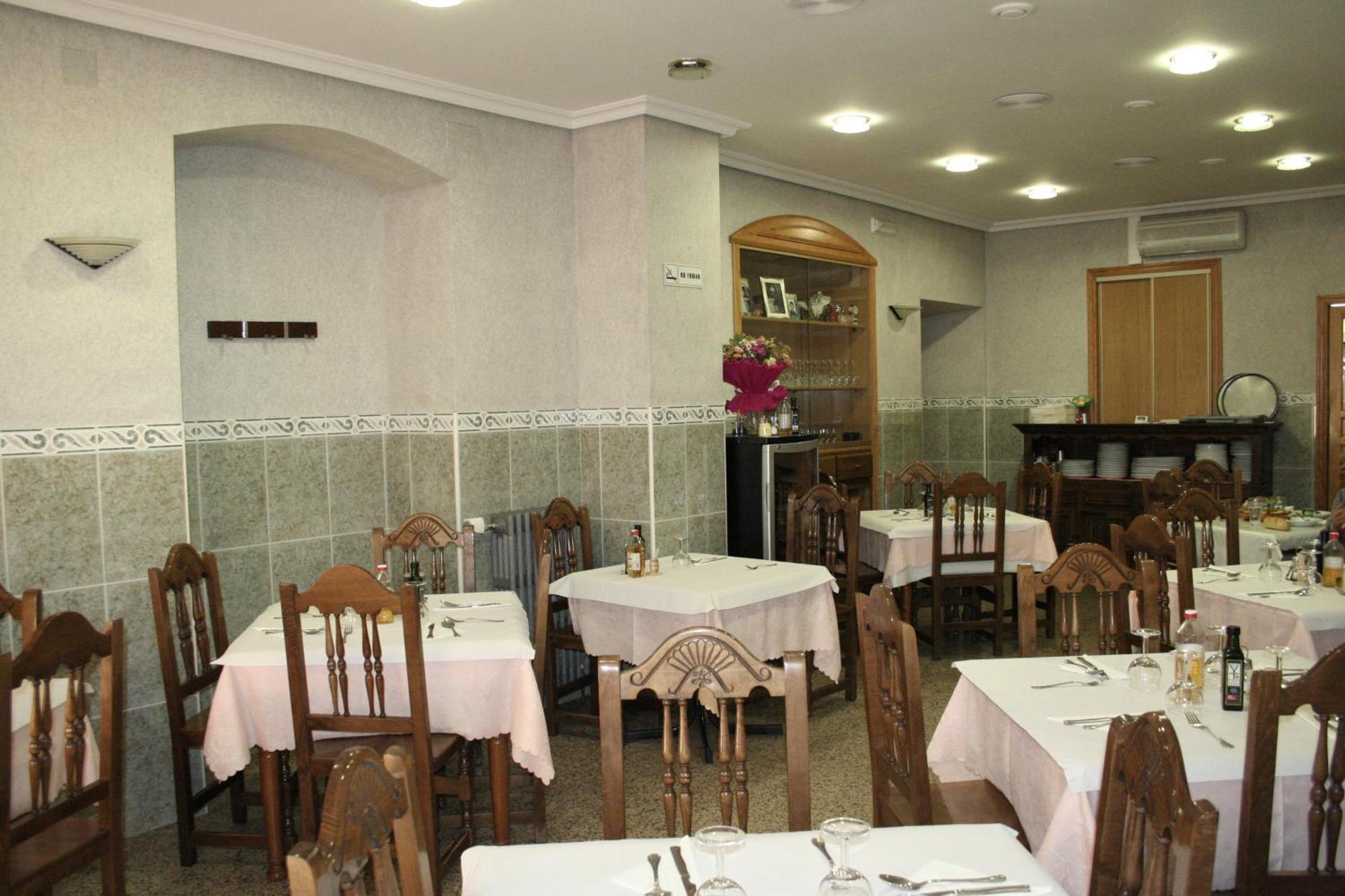 Hostal Restaurante Raton Paredes de Nava Kültér fotó