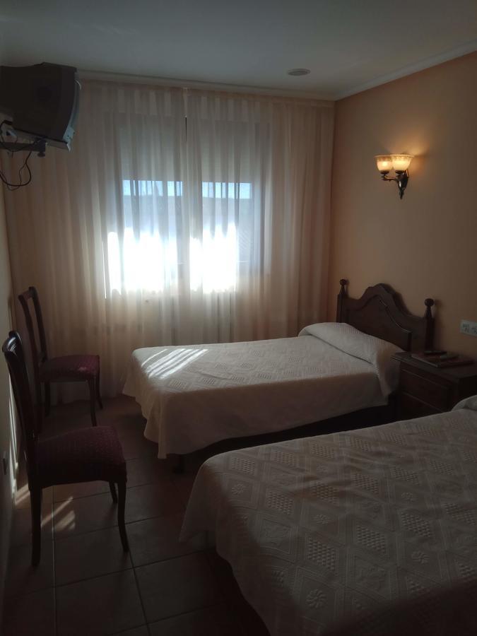 Hostal Restaurante Raton Paredes de Nava Kültér fotó